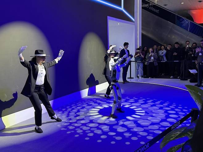 음악에 맞춰 춤을 추고 있는 아너의 휴머노이드 로봇 [촬영 박형빈]