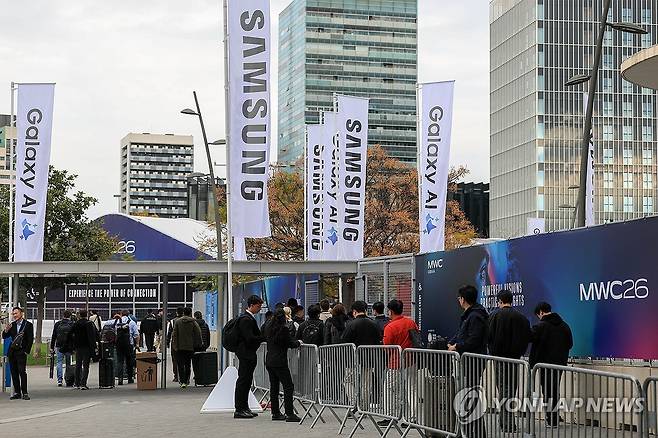 MWC 전시장 입구에 설치된 삼성전자 갤럭시 AI 홍보 깃발 (서울=연합뉴스) 모바일 월드 콩그레스(MWC) 2026 개막을 앞둔 1일(현지시간) 스페인 바르셀로나 피란 그란 비아 전시장 입구에 삼성전자 갤럭시 AI 홍보 깃발이 설치돼 있다. 2026.3.1 [사진공동취재단] photo@yna.co.kr