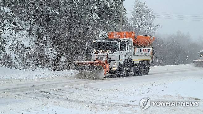 대관령 제설차의 춘삼월 (평창=연합뉴스) 유형재 기자 = 2일 강원 평창군 대관령에서 제설차가 분주하고 눈을 치우고 있다. 2026.3.2 yoo21@yna.co.kr