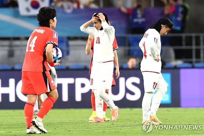 패배를 아쉬워하는 이란 여자 대표팀 선수들 [AFP=연합뉴스]