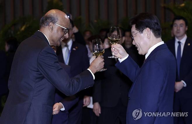 싱가포르 대통령과 건배하는 이재명 대통령 (싱가포르=연합뉴스) 한상균 기자 = 이재명 대통령이 2일 싱가포르 카펠라 호텔에서 열린 국빈방문 공식만찬에서 타르만 샨무가라트남 싱가포르 대통령과 건배하고 있다. 2026.3.2 xyz@yna.co.kr