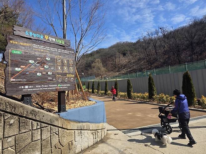 ▲&nbsp;3일 인천 남동구 만수산 일원에 새롭게 정비된 총 연장 5.141km의 무장애나눔길을 주민들이 걷고 있다.&nbsp;