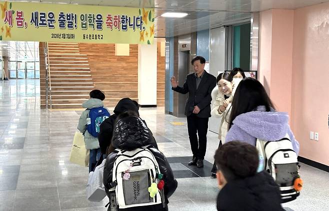 ▲ 3일 동수원초등학교에서 등교맞이 행사가 열렸다./사진제공=수원교육지원청