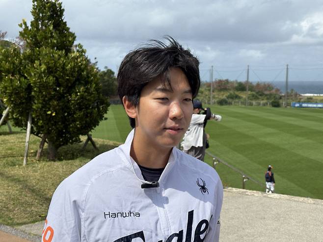 한화 이글스 황준서 선수가 3일 일본 오키나와 오카마 구장에서 인터뷰를 하고 있다.(사진=심효준 기자)