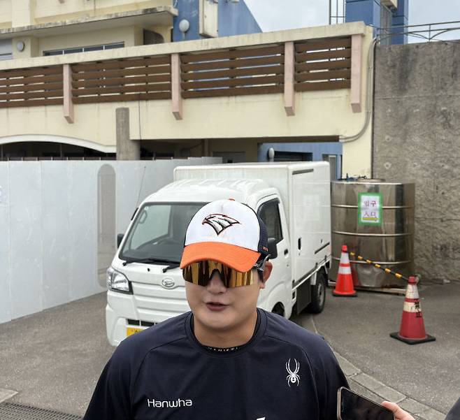 한화 이글스 김서현 선수가 3일 일본 오키나와 오카마 구장에서 인터뷰를 하고 있다.(사진=심효준 기자)