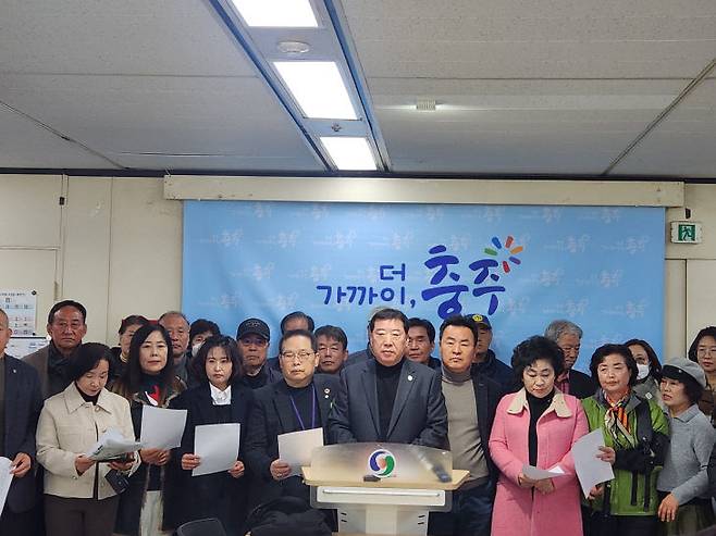 3일 충주지역 시민단체들이 충주시청 브리핑룸에서 충북대학교와 한국교통대학교 통합 반대 입장을 밝히는 기자회견을 하고 있다.(사진=홍주표 기자)
