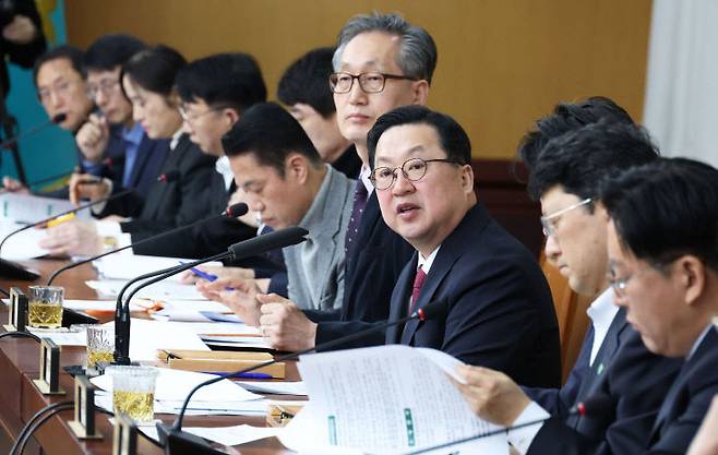 3일 이장우대전시장이 대선시 확대간부회의에서 업무보고를 받고 있다. 사진제공은 대전시