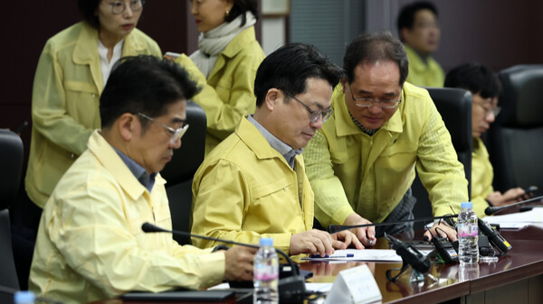 지난 1일 서울 한국무역보험공사에서 열린 '이란 사태' 실물경제 점검회의에서 산업통상부 관계자들이 대화를 나누고 있다. 연합뉴스