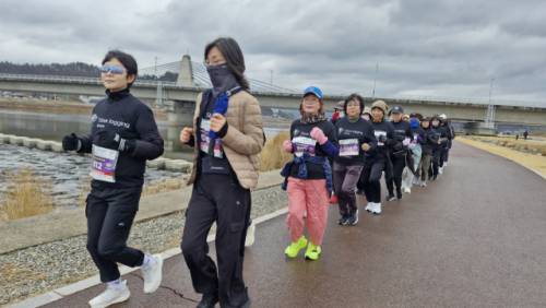 ◇1일 3·1절 107주년 기념 제27회 양양군민건강걷기대회가 양양남대천 일대에서 열린 가운데 참가자들이 코스를 빠른 걸음으로 걸어나가고 있다. 양양=김보경기자