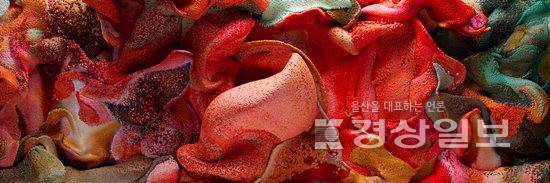 ▲ 울산시립미술관이 올해 새롭게 선보이는 '옥외 전광판 전시'의 첫 상영작 미디어아트. 기술과 자연의 경계를 허무는 레픽 아나돌 작품들.