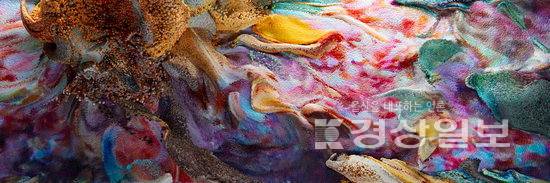 ▲ 울산시립미술관이 올해 새롭게 선보이는 '옥외 전광판 전시'의 첫 상영작 미디어아트. 기술과 자연의 경계를 허무는 레픽 아나돌 작품들.