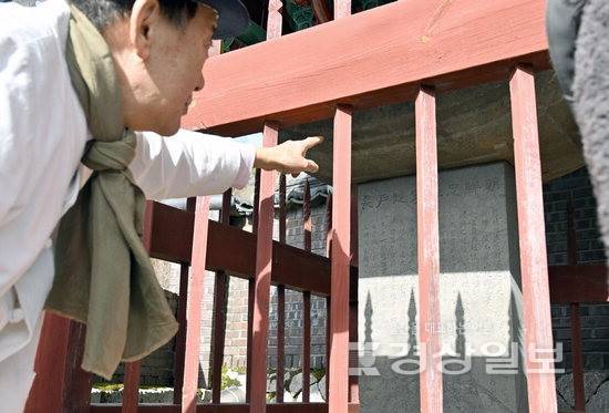 ▲ 엄주환 전 울산향교 전교가 증공조참판 엄공 원강서원비에 대해 설명하고 있다.