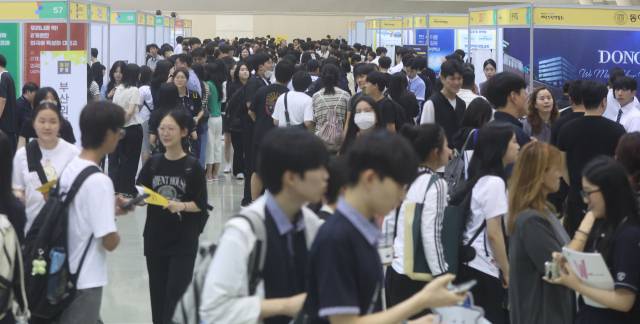 고3 수험생과 많은 학생이 지난해 7월 18일 경남 창원시 성산구 창원컨벤션센터(세코)에서 열린