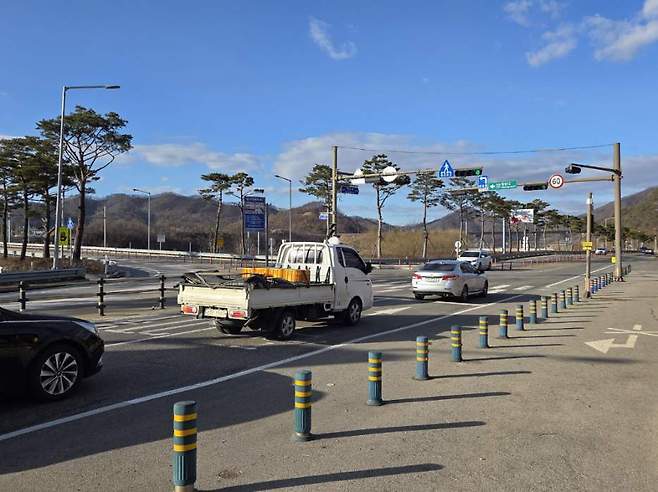 청송IC 진출입로 부근 신호등. /김종철기자