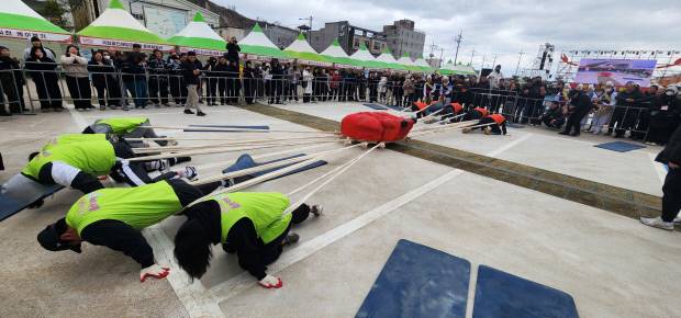 '2026 울진대게와 붉은 대게축제'의 '읍·면 대항 게 줄당기기' 프로그램 참여자들이 혼신의 힘을 다해 선전하고 있다. 울진군 제공.