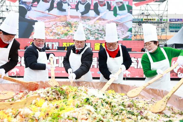 대게 비빔밥을 만들고 있는 손병목 울진군수를 비롯한 내외빈들. 울진군 제공.