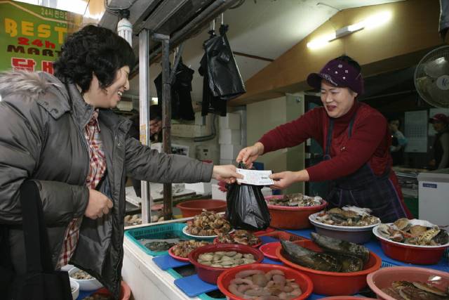 거제시가 지류 거제사랑상품권 가맹점이 상품권을 환전하는 과정에 농협은행 외 타행 계좌로 입금받을 경우 발생하던 건당 300원 이체수수료 3월부터 면제하기로 했다. 부산일보 DB