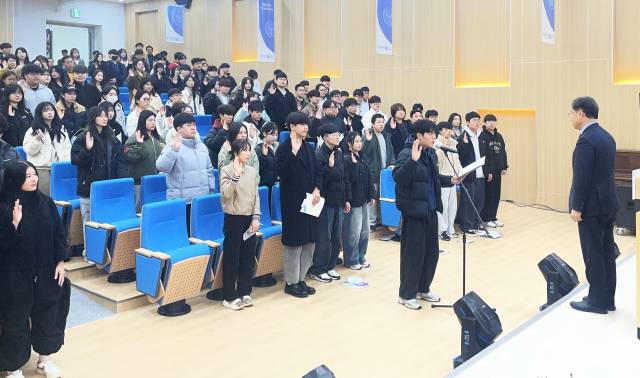 거제대학교 2026학년도 입학식에서 신입생 대표 윤태경 학생이 선서를 하고 있다. 거제대 제공