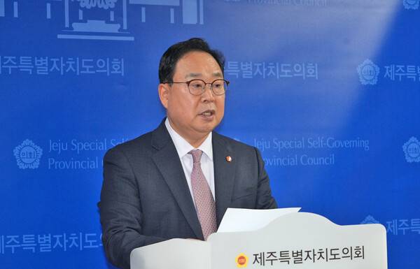 3일 교육감 선거 불출마 기자회견을 하고 있는 오승식 교육위원장.