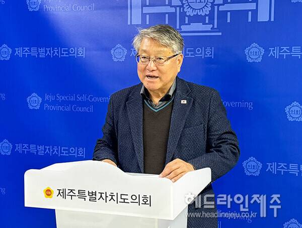 지난 달 27일 교육감 선거 불출마 선언 기자회견을 하고 있는 김창식 교육의원. ⓒ헤드라인제주