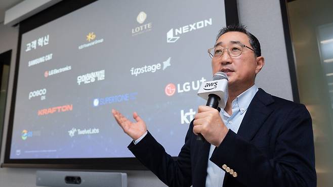 함기호 AWS코리아 대표이사가 3일&nbsp;서울 역삼동 사옥에서 열린 '신년 미디어 간담회'에서 지난해 성과를 소개하고 있다. / 사진 = AWS코리아