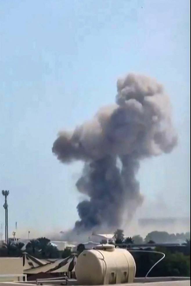 이란 미사일 공습에 28일(현지시간) 바레인 미군 기지에서 연기가 나고 있다. AFP연합뉴스