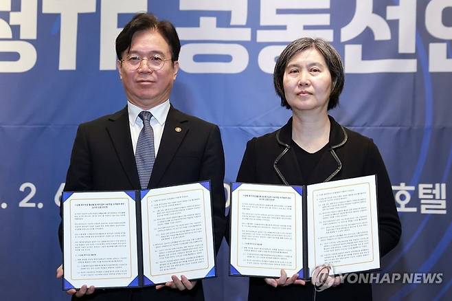 ▲김영훈 고용노동부 장관(왼쪽)과 장지연 퇴직연금 기능 강화를 위한 노사정 태스크포스(TF)위원장이 지난달 6일 서울 여의도 켄싱턴호텔에서 퇴직연금 기능 강화를 위한 노사정 TF 공동선언문을 발표한 뒤 기념 촬영하고 있다.  [사진=연합뉴스]