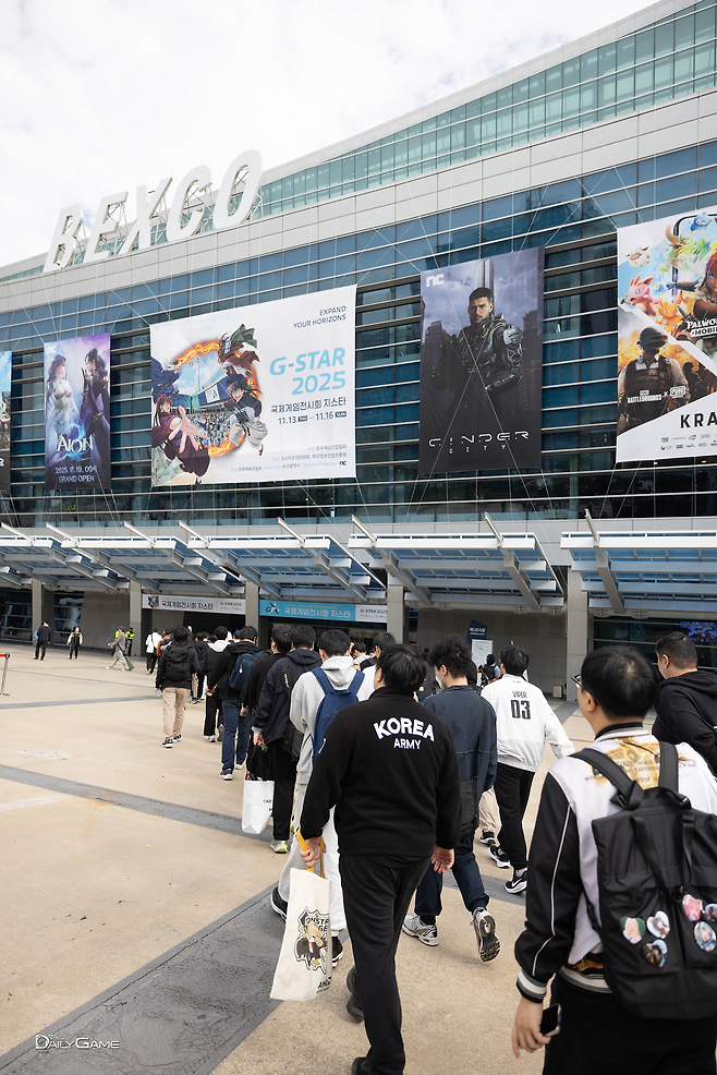 지난해 개최된 지스타 2025 행사장으로 향하는 관람객 행렬.