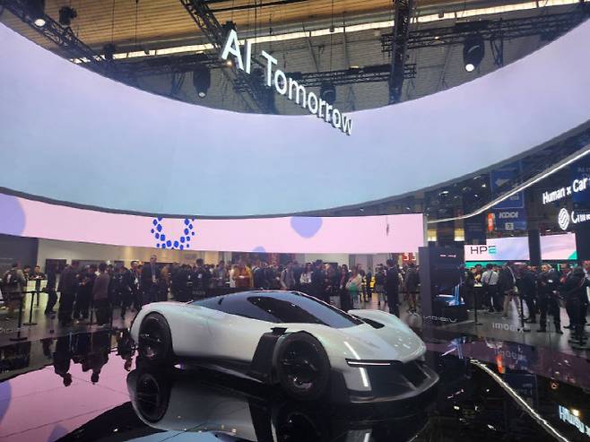 2일(현지시간) 개막한 MWC26 샤오미 전시장에 콘셉트 하이퍼카 샤오미 비전 그란 투리스모(Xiaomi Vision Gran Turismo)가 전시돼 있다.(사진=이소현 기자)