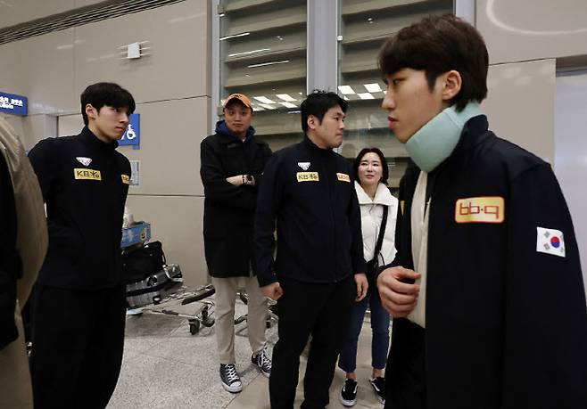 2024 국제빙상연맹(ISU) 쇼트트랙 세계선수권대회에 출전한 박지원(서울시청, 오른쪽)이 2024년 3월 19일 오후 인천국제공항 2터미널을 통해 입국 후 인터뷰를 마친 후 황대헌(강원도청)을 지나치고 있다. 사진=연합뉴스