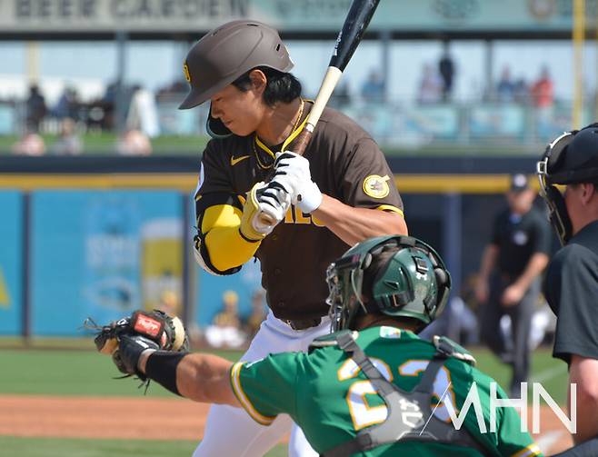 (송성문이 3일(한국시간) 경기 자신의 첫 번째 타석에서 초구, 커브 스트라이크를 바라보고 있다)