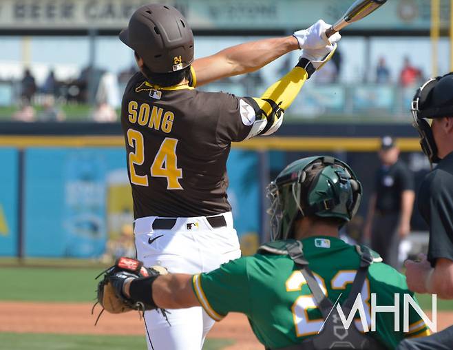 (송성문이 3일 경기 자신의 첫 번째 타석에서 헛스윙 삼진 아웃되고 있다)