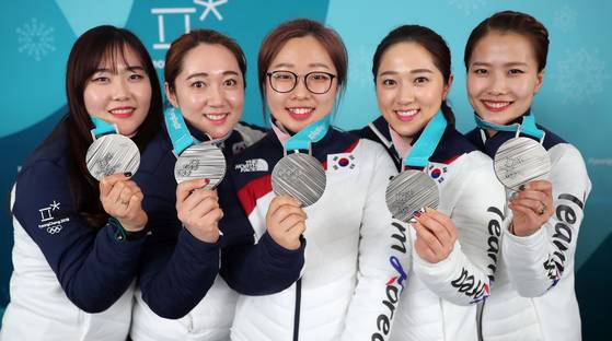2018 평창 동계올림픽 여자 컬링에서 은메달을 획득한 한국의 김은정(오른쪽부터), 김경애, 김선영, 김영미, 김초희가 기념촬영을 하고 있다. 〈사진=연합뉴스〉