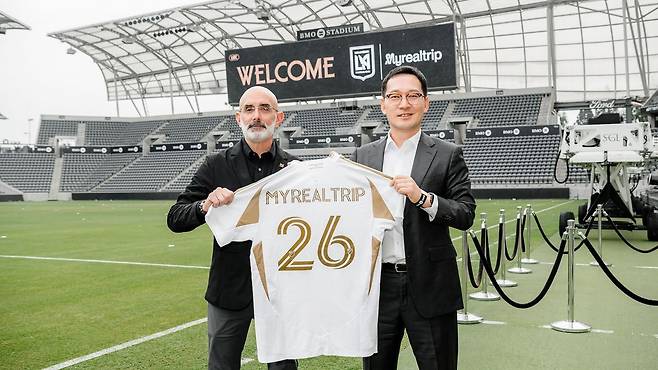 래리 프리드먼 LAFC 대표(왼쪽), 이동건 마이리얼트립 대표(마이리얼트립 제공)