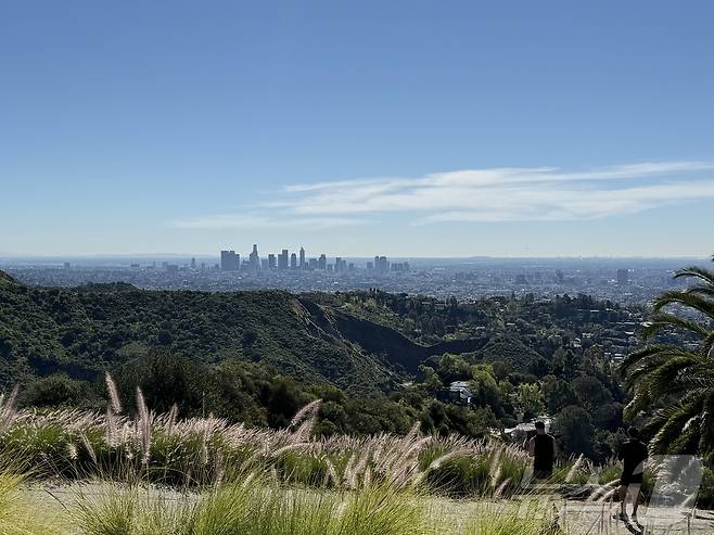 할리우드 사인을 등지면 다운타운이 한눈에 보인다.ⓒ 뉴스1 윤슬빈 관광전문기자