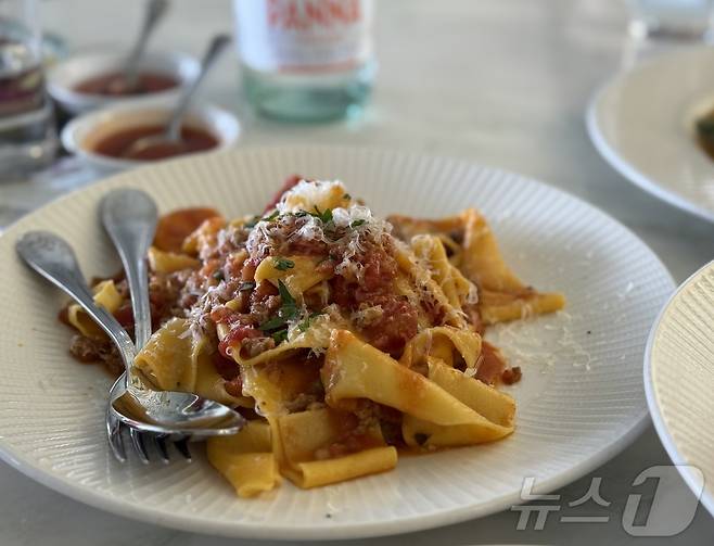 베버리힐스 전망을 바라보며 다양한 양식 메뉴를 즐길 수 있다.ⓒ 뉴스1 윤슬빈 관광전문기자