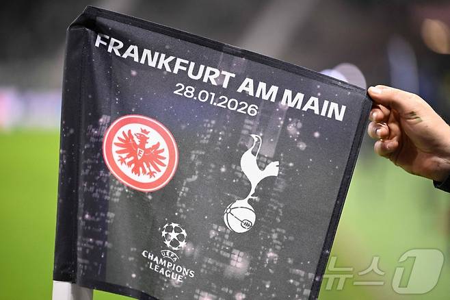 토트넘 홋스퍼는 1월 29일(한국시간) 열린 프랑크푸르트와 2025-26 UEFA 챔피언스리그 리그 페이즈 최종 8차전에서 발생한 팬들의 '나치 경례' 때문에 징계를 받았다. ⓒ AFP=뉴스1