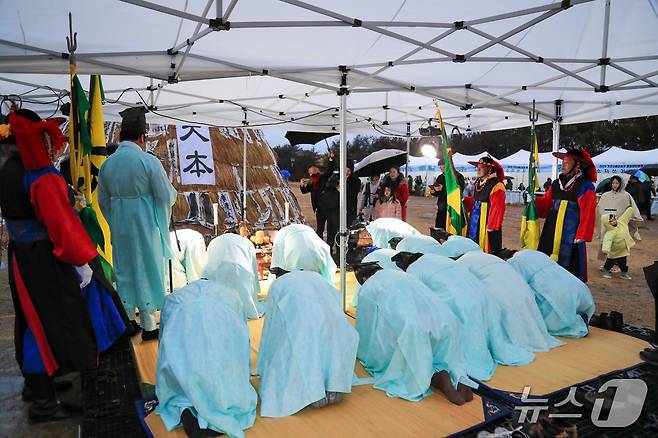 첫 보름달이 뜨는 날 저녁에 여신에게 대지의 풍요를 비는 정월대보름 달집제 모습(당진시 제공. 재판매 및 DB금지)2026.3.3/뉴스1