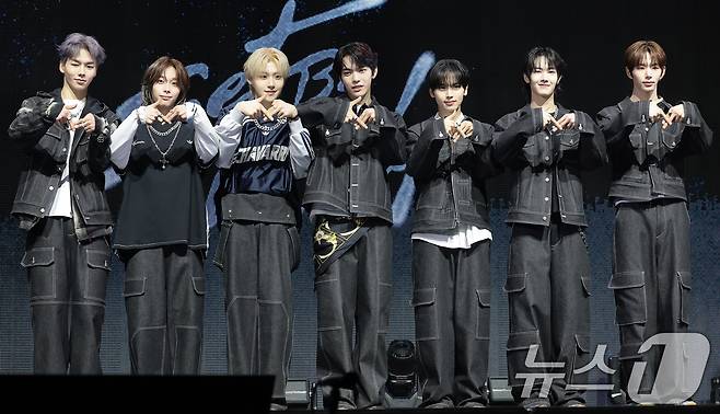 TUNEXX(튜넥스) 제온(왼쪽부터)과 타이라, 시환, 인후, 아틱, 성준이 3일 서울 광진구 예스24라이브홀에서 가진 첫 번째 미니앨범 ‘SET BY US ONLY(셋 바이 어스 온리)’ 쇼케이스에서 포즈를 취하고 있다. 2026.3.3 ⓒ 뉴스1 권현진 기자