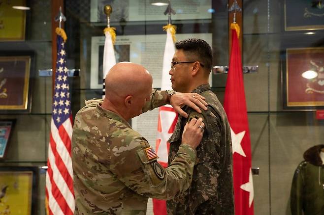 조셉 힐버트 미 육군 제8군사령관이 2월 25일 캠프 험프리스에서 이상훈 부사령관에게 부대패를 수여하고 있다.(미 육군 제공)