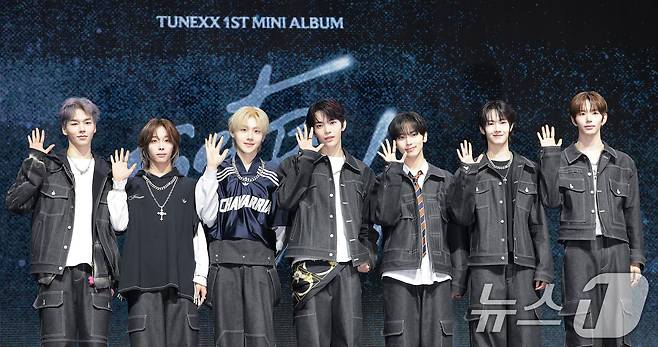 TUNEXX(튜넥스) 제온(왼쪽부터)과 타이라, 시환, 인후, 아틱, 성준이 3일 서울 광진구 예스24라이브홀에서 가진 첫 번째 미니앨범 ‘SET BY US ONLY(셋 바이 어스 온리)’ 쇼케이스에서 포즈를 취하고 있다. 2026.3.3 ⓒ 뉴스1 권현진 기자