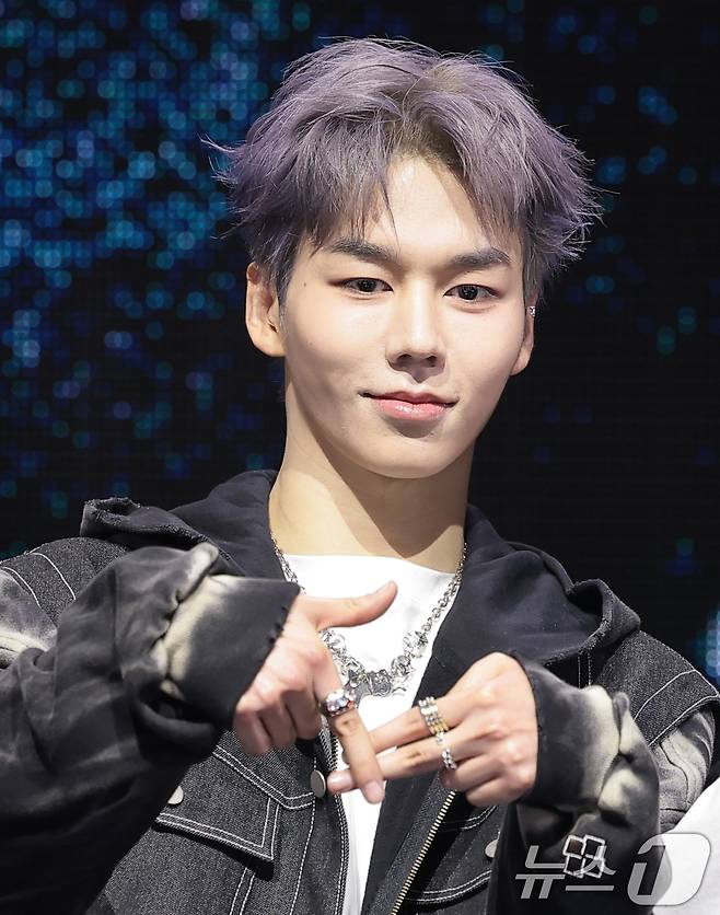 TUNEXX(튜넥스) 제온이 3일 서울 광진구 예스24라이브홀에서 가진 첫 번째 미니앨범 ‘SET BY US ONLY(셋 바이 어스 온리)’ 쇼케이스에서 포즈를 취하고 있다. 2026.3.3 ⓒ 뉴스1 권현진 기자