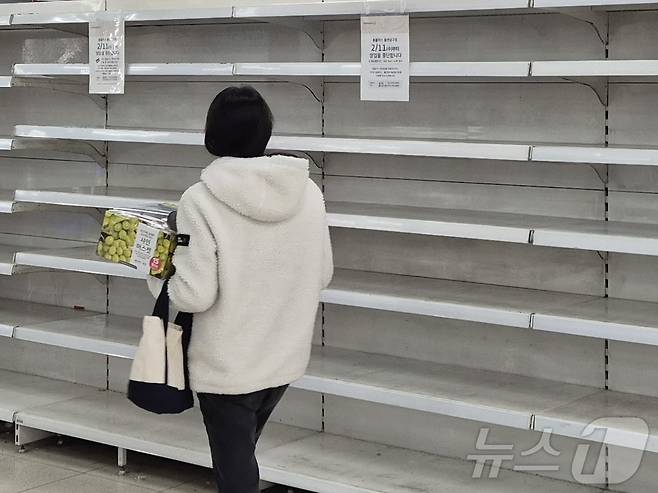 한 시민이 한 홈플러스 매장의 빈 매대 앞을 지나고 있다. ⓒ 뉴스1