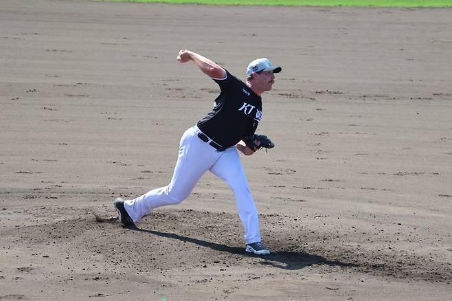 KT 새 외국인 투수 맷 사우어가 2일 한화와 평가전에서 역투하고 있다. 사진 | KT 위즈