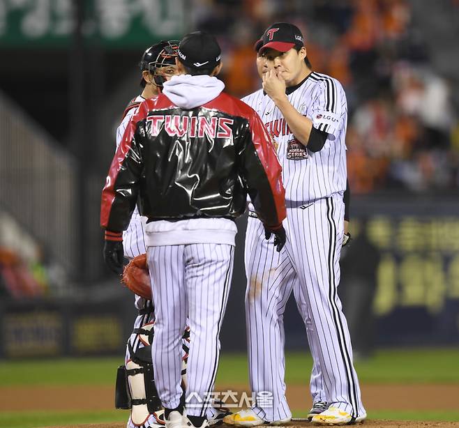 LG 임찬규가 27일 서울 잠실구장에서 열린 2025 KBO 포스트시즌 한국시리즈 2차전 한화와 경기 1회초 상대 노시환에 홈런을 허용한 후 마운드를 방문한 투수코치의 이야기를 듣고 있다. 잠실 | 최승섭기자 thunder@sportsseoul.com