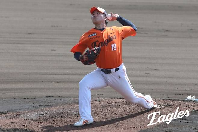 한화 왕옌청이 일본 오키나와에서 열린 닛폰햄 2군과 평가전서 등판해 역투하고 있다. 사진 | 한화 이글스