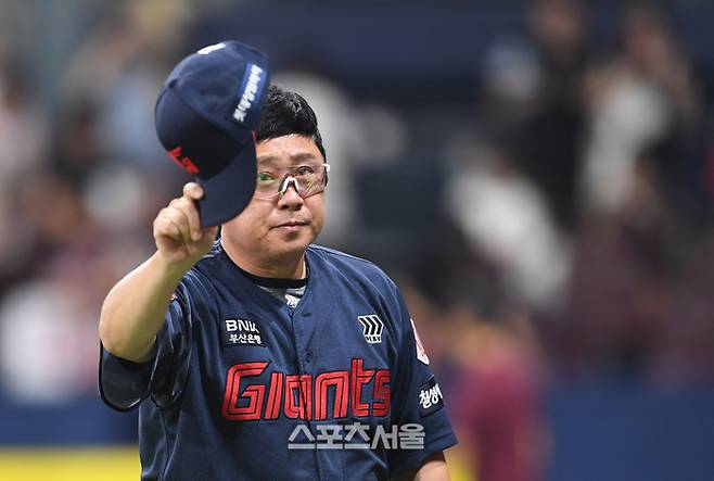 롯데 김태형 감독이 24일 서울 고척스카이돔에서 열린 2025 KBO리그 키움과 경기에서 4-0으로 승리한 뒤 모자를 벗어 팬들에게 인사를 하고 있다. 고척 | 박진업 기자 upandup@sportsseoul.com