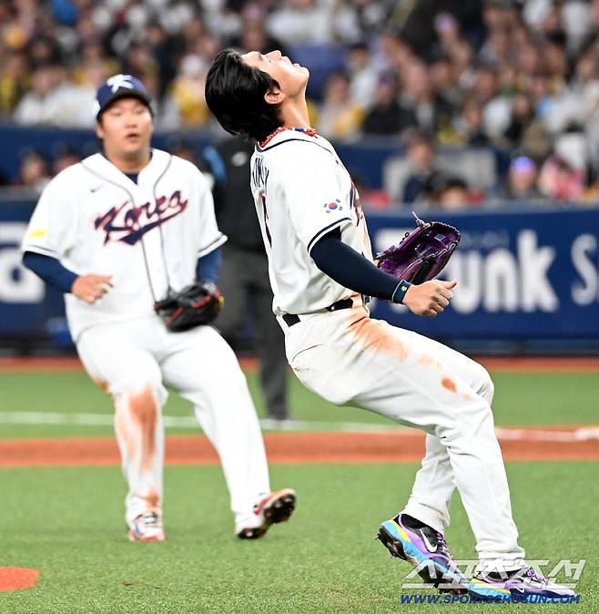 높이 떠오른 디바니의 타구, 시선을 옮기는 김도영과 그를 지켜보는 문보경