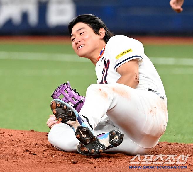 글러브에 공 있다. 미소를 짓는 김도영의 여유