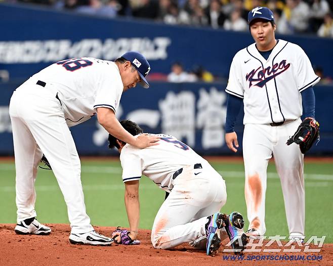 도영아 괜찮아? 흙 묻는 유니폼을 털어주는 노경은